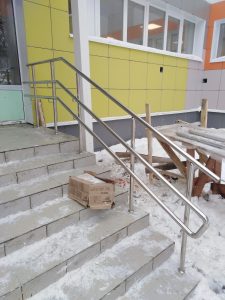 Установленные металлические перила входной группы детского сада в Киреевске.