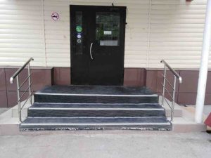 Ограждения из нержавеющей стали для входной группы (Тула, ул. Перекопская, 2а)