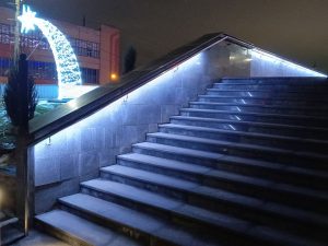 Пристенный поручень с подсветкой из нержавеющей стали по адресу: Тула, ул. Максима Горького, 6