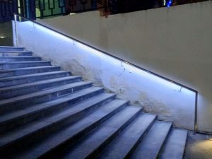 Пристенный поручень с подсветкой из нержавеющей стали по адресу: Тула, ул. Максима Горького, 6